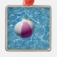 Ballon de plage dans la piscine
