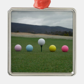 Ornement Carré Argenté Ballons de golf aux couleurs vives sur une montagn