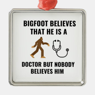 ORNEMENT CARRÉ ARGENTÉ BIGFOOT CROIT QU'IL EST MÉDECIN