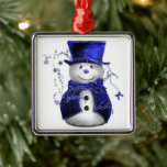 Ornement Carré Argenté Blue Christmas Snowman<br><div class="desc">Un bonhomme de neige mignon et lunatique,  vêtu d'un chapeau et d'un gilet en velours bleu,  entouré d'étoiles bleues pour Noël.</div>