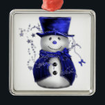 Ornement Carré Argenté Blue Christmas Snowman<br><div class="desc">Un bonhomme de neige mignon et lunatique,  vêtu d'un chapeau et d'un gilet en velours bleu,  entouré d'étoiles bleues pour Noël.</div>