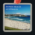 Ornement Carré Argenté Bondi beach<br><div class="desc">Un ornement de luxe carré avec une image de Bondi Beach ou Bondi Bay, une plage populaire et le nom de la banlieue environnante à Sydney, Nouvelle-Galles du Sud, Australie. Texte facultatif. Bondi Beach est situé à 7 km à l'est du quartier central des affaires de Sydney, dans la zone...</div>