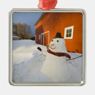 Ornement Carré Argenté Bonhomme de neige devant la grange rouge en