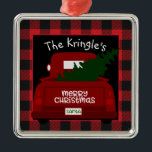 Ornement Carré Argenté Buffalo Check Camion Vintage Personnalisé<br><div class="desc">Passez vos halls avec des chèques de buffles ! Cet ornement de Noël personnalisé dispose d'un camion vintage rouge fraîchement sorti de la ferme des arbres de Noël! Ornament a une bordure de chevalet noir et rouge tendance. Le pick-up a les mots Joyeux Noël sur la porte arrière et le...</div>
