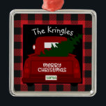 Ornement Carré Argenté Buffalo Check Camion Vintage Personnalisé<br><div class="desc">Passez vos halls avec des chèques de buffles ! Cet ornement de Noël personnalisé dispose d'un camion vintage rouge fraîchement sorti de la ferme des arbres de Noël! Ornament a une bordure de chevalet noir et rouge tendance. Le pick-up a les mots Joyeux Noël sur la porte arrière et le...</div>