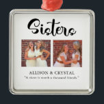 Ornement Carré Argenté Calligraphie des soeurs 2 Photo Collage Citation d<br><div class="desc">Moderne et élégant Sisters 2 photo collage ornement personnalisé. Fonctionne le texte à la main lettrage et la police de script de style calligraphie. Ce panneau de boîte en bois fait un grand cadeau pour les soeurs.</div>