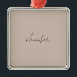 Ornement Carré Argenté Calligraphie Élégante Plaque Nom simple<br><div class="desc">Vous recherchez une belle calligraphie avec une écriture esthétique ? Ce design simple et attrayant est fait pour vous. Ce produit impressionne immédiatement ceux qui le voient. Le design raffiné et de bon goût reflétera immédiatement la qualité de votre relation et de votre famille.</div>