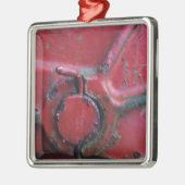 Ornement Carré Argenté Camion rouillé rouge gros plan (Gauche)