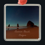Ornement Carré Argenté Cannon Beach Oregon Haystack Rock<br><div class="desc">Cannon Beach Oregon Haystack Rock Belle photo de plage nocturne avec étoiles sur l'océan.</div>