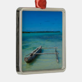 Ornement Carré Argenté Canot Outrigger en mer peu profonde (Droite)