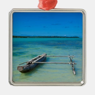 Ornement Carré Argenté Canot Outrigger en mer peu profonde