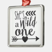 ORNEMENT CARRÉ ARGENTÉ *C'EST UNE SAUVAGE* QUI S'AMUSE À TOUT MOMENT (Gauche)