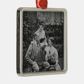 Ornement Carré Argenté Charles Dickens avec deux de ses filles (Droite)