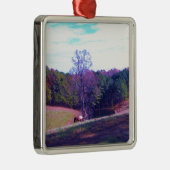 Ornement Carré Argenté Cheval éloigné dans un champ violet (Droite)