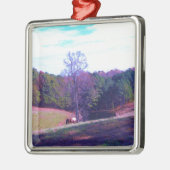 Ornement Carré Argenté Cheval éloigné dans un champ violet (Gauche)