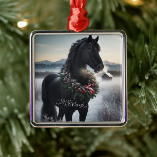 Ornement Carré Argenté Cheval noir dans la neige avec couronne de Noël