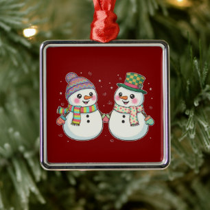 Ornement Carré Argenté Couple de bonhommes de neige dessinés mignons se t
