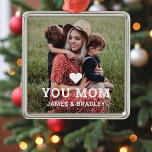 Ornement Carré Argenté Cute Heart Love You Maman Fête des Mères Photo<br><div class="desc">Cute Heart Love You Mom Mother's Mother's Day Photo Ornaments présente votre photo préférée avec le texte "(love heart) you Mom" en script blanc moderne avec vos noms ci-dessous. Personnalisez en modifiant le texte dans la zone de texte fournie et en ajoutant votre propre image. Fait le cadeau personnalisé parfait...</div>