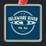 Ornement Carré Argenté Delaware River Kayak<br><div class="desc">Plus grande rivière à écoulement libre dans l'est des États-Unis,  la rivière Delaware traverse des forêts,  des terres agricoles et des villages,  et elle relie également certaines des régions les plus densément peuplées d'Amérique.</div>