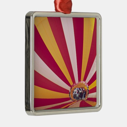 Ornement Carré Argenté Des gens remplissent une montgolfière, Fort Collin (Droite)