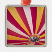 Ornement Carré Argenté Des gens remplissent une montgolfière, Fort Collin (Devant)