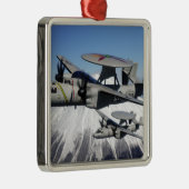 Ornement Carré Argenté Deux Hawkeyes E-2C effectuent un vol (Droite)