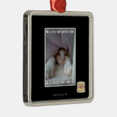 Ornement Carré Argenté Dis-moi ce qu'il a de couché. (Droite)