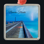 Ornement Carré Argenté Éclair À Navarre Beach Pier Ornament<br><div class="desc">Ornement montrant une autre tempête de foudre au-dessus du golfe du Mexique, océan Atlantique. J'ai bravé une promenade sur le Navarre Beach Fishing Pier pour capturer un peu de la foudre et voici un de mes clichés de chance. Vous recherchez plus d'impressions ou de produits ? N'hésitez pas à visiter...</div>
