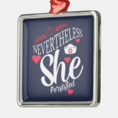 Ornement Carré Argenté Elle A Néanmoins Persisté (Gauche)