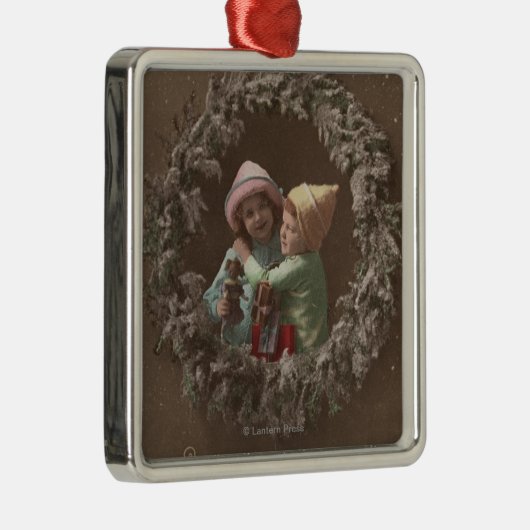 Ornement Carré Argenté Embrassement de petits enfants (Droite)