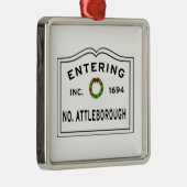 Ornement Carré Argenté Entrée dans le Massachusetts North Attleborough (Droite)