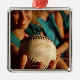 Ornement Carré Argenté Équipe du base-ball des adolescentes s'asseyant