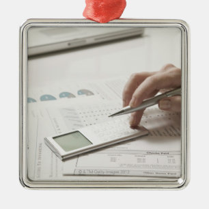 Ornement Carré Argenté Femme travaillant aux écritures financières et