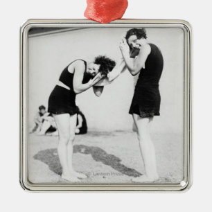 Ornement Carré Argenté Femmes séchant leurs cheveux à la plage