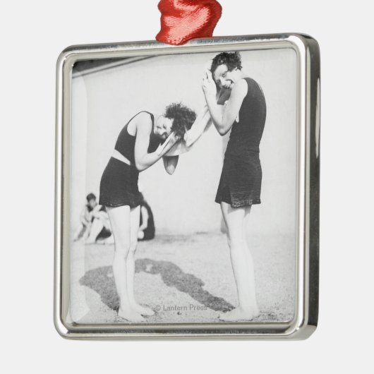 Ornement Carré Argenté Femmes séchant leurs cheveux à la plage (Gauche)