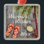 Ornement Carré Argenté Flip flops et Christmas Palm Tree with Year Beach<br><div class="desc">This Chaleurest Wishes beach holiday Christmas tree ornament feent a cute pair of orange flip florated with white hibiscus flowers There are seashells and a watercolor palm tree decorated with Christmas tree string lights, all on a wooden background. It can be personalized with a year and any text that you...</div>
