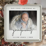 Ornement Carré Argenté Grandparents photo minimaliste 1er Noël gris<br><div class="desc">Aidez-les à célébrer l'arrivée de leur premier petit-enfant avec cet ornement de photo minimaliste moderne. Le texte en gris fusain dit "Notre premier Noël en tant que grands-parents", avec le mot "grands-parents" dans le script d'écriture branché. Remplacez facilement l'exemple d'image par votre photo préférée du nouveau bébé, et ajoutez son...</div>