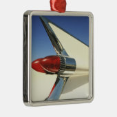 Ornement Carré Argenté Graphique : Plan rapproché d'aileron et de feu (Droite)