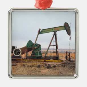 Ornement Carré Argenté Grosse valise verte dans un champ pétrolier