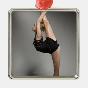 Ornement Carré Argenté Gymnaste féminin s'étirant, tir de studio