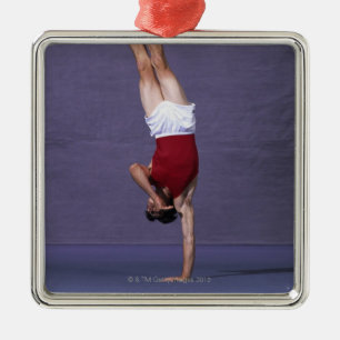 Ornement Carré Argenté Gymnaste masculin exécutant sur l'exercice de