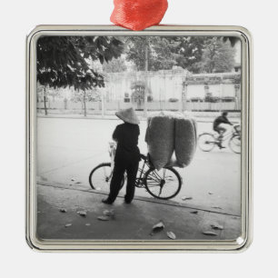 Ornement Carré Argenté Hanoi Vietnam, femme livreuse à bicyclette (NR)