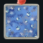 Ornement Carré Argenté Heureux Hanoukka Falling Star et Dreidels<br><div class="desc">Vous visualisez la collection Lee Hiller Design. Vêtements,  cadeaux & Objets de collection Lee Hiller Photographie ou collection d'Arts numériques. Vous pouvez voir sa photographie de Nature sur http://HikeOurPlanet.com/ et suivre son blog randonnée dans le Parc National des Sources Hot Springs.</div>