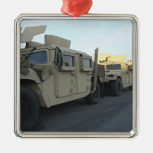 Ornement Carré Argenté Humvees se reposent sur le pilier à la ville de