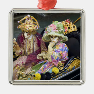 Ornement Carré Argenté Italie, Venise. Couple habillé de costumes pour