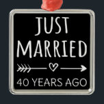Ornement Carré Argenté Je Viens De Me Marier Il Y A 40 Ans<br><div class="desc">Un design sympa, parfait pour tous ceux qui ont été mariés pendant 40 ans et à une cérémonie de renouvellement du voeu mariage. Il fait une belle tenue assortie pour les couples ! 'Just Married 40 Years ago' (Marié il y a 40 ans) cite un couple qui s'est marié il...</div>