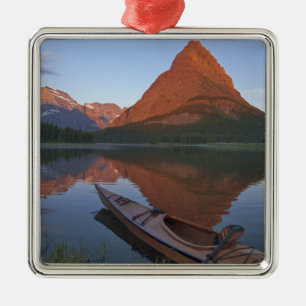 Ornement Carré Argenté Kayak en bois sur le lac Swiftcurrent au lever du