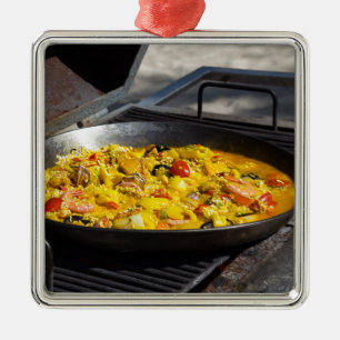 Ornement Carré Argenté La paella est cuite sur un grill