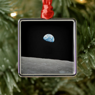 Ornement Carré Argenté La Terre S'Élève Au-Dessus De L'Horizon Lunaire.