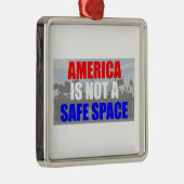 Ornement Carré Argenté L'Amérique n'est pas un espace sûr (Droite)